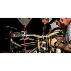 Renthal Fatbar DH Carbon 31.8MM 800MM Cintre 11 Renthal Fatbar DH Carbon 31.8MM 800MM Cintre -Vêtements De Cyclisme renthal fatbar dh carbon 318mm 800mm cintre cockpit m172 m173 3 39482 3